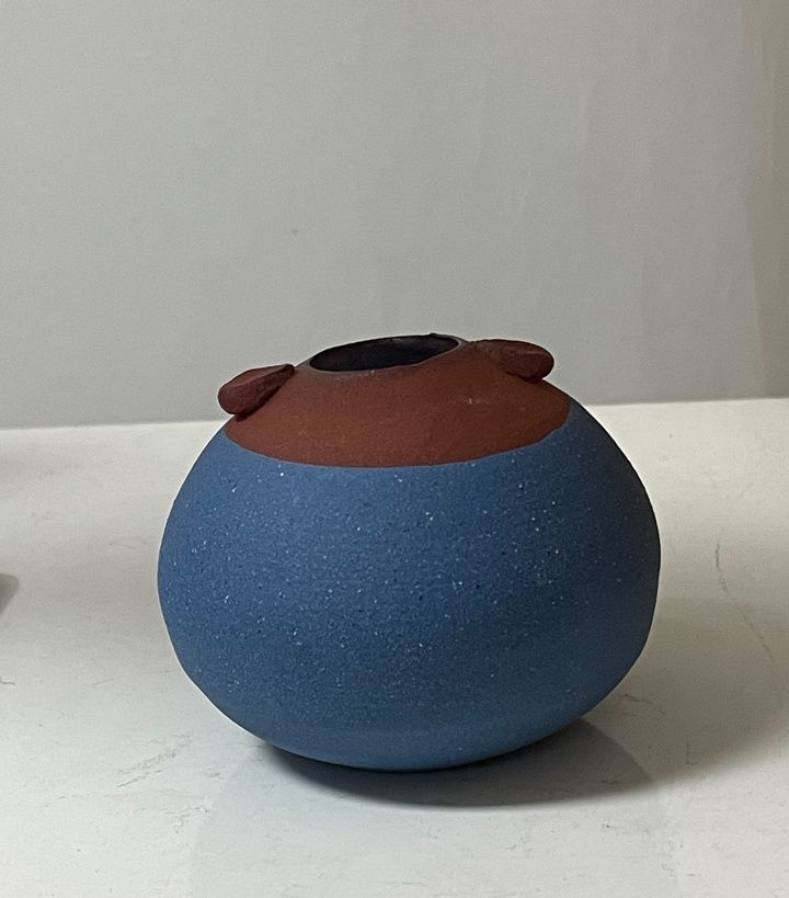 赤土の口をもつ青い丸い器