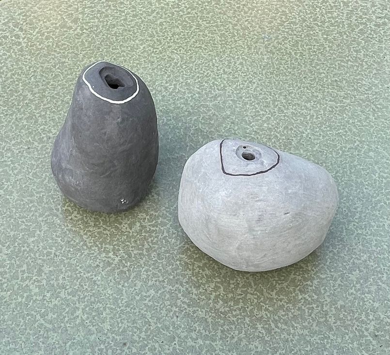 灰色と白の、石ころのかたちの一輪挿し