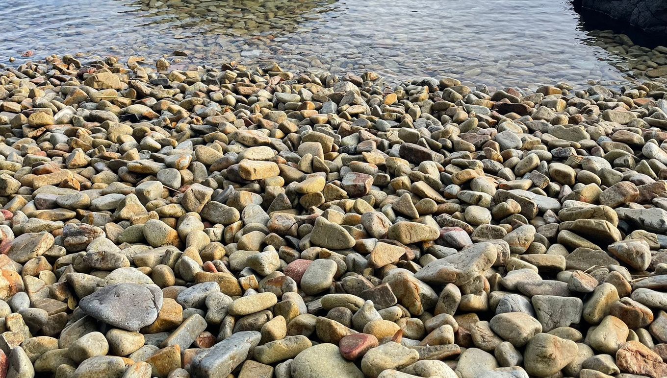 周防大島の海岸の石ころ
